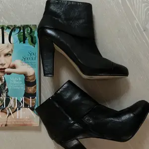 Ett par Nine West boots i svart läder med heel, 8-9cm. 