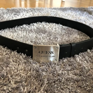 Äkta Guess skärp i stl M(100) -  •Material: äkta läder •Pris: 200 kr 🚫Djurfritt och rökfritt hem 📍Kan mötes upp i Mölnlycke 📬Kan skickas mot fraktkostnad