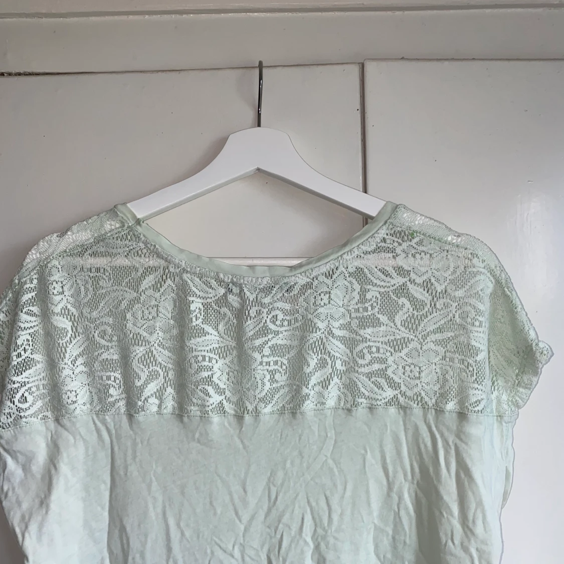 Pastellgrön topp med spetsdetaljer - 91