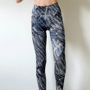 Träningstights strl S - Högmidjade, ej genomskinliga, superhärliga, jag har bara tröttnat lite på mönstret🌴 Köparen står för frakt 