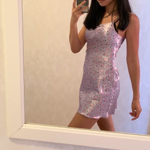 SATIN SLIP DRESS - En urgullig klänning satin, från second hand i barnavdelning men skulle säga att den passar xs och troligtvis s, den har justerbara axelband! lite nopprig på insidan men annars i toppen skick!! 