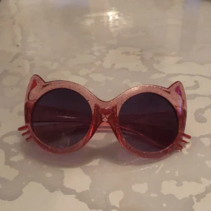 Hello Kitty solglasögon  - Säljer dessa as söta hello Kitty glajjor 🥺 85 + frakt   Buda på och högsta bud köper hem brillorna 😎 