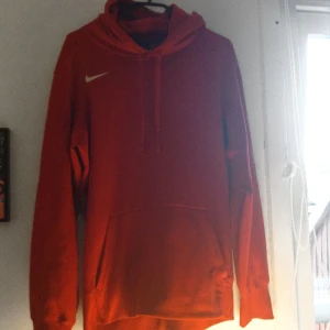 Nike hoodie  - Säljer min röda Nike hoodie då mitt sockerätande har ökat på sistonde och jag inte längre passa i den. Men den söker gärna en ny ägera!!
