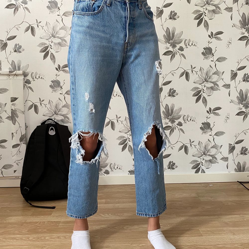 Säljer dessa as snygga jeansen då dom tyvärr blivit för små för mig (det är min vän på bilderna), de är i modellen Levis 501 crop i storlek W 24 L 26 💕 500kr + frakt!. Jeans & Byxor.