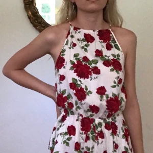 Söt Playsuit från H&M strl 34 - Den är i gott skick men var tvungen att rensa garderoben och sälja detta fina plagg. 