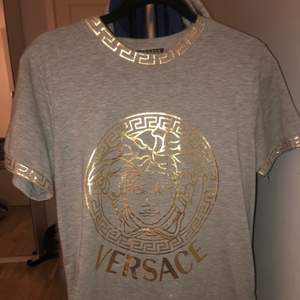 Äkta Versace T shirt köpt på NK. Sparsamt använd i nyskick, säljer pga inte min stil längre. Herrstorlek S. Priset kan diskuteras, möts upp i hela Stockholm eller fraktar.