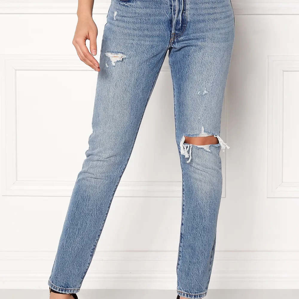 Levis jeans i supergott skick, använd 1 gång. Säljer pga för små. Modellen sitter tajt över låren men raka ner mot vaden. W26 L30. . Jeans & Byxor.