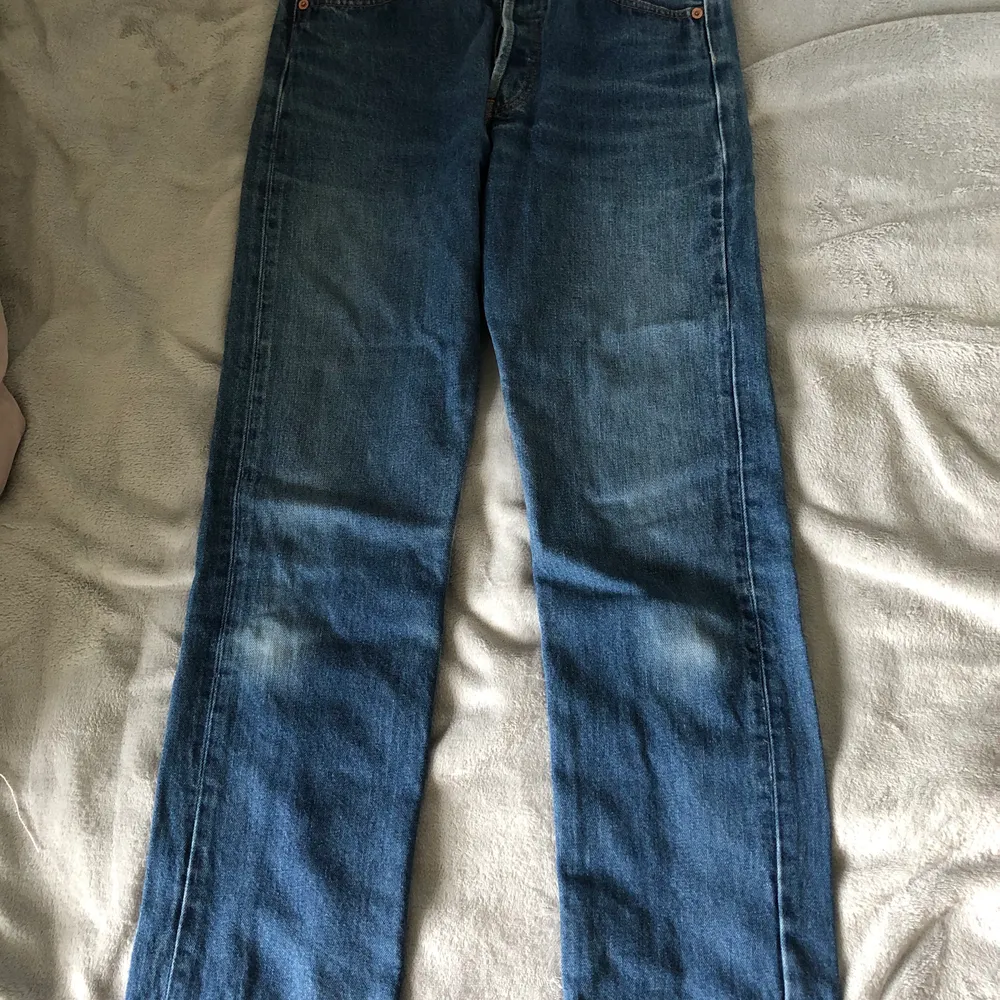 Säljer ett par Levi’s 501 Jeans. Jeansen är lågmidjade och i storlek W29 L32💗 midjemåttet är 77cm💗. Jeans & Byxor.