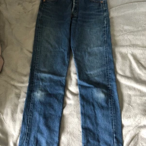 Levi’s Jeans  - Säljer ett par Levi’s 501 Jeans. Jeansen är lågmidjade och i storlek W29 L32💗 midjemåttet är 77cm💗