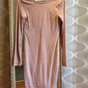 Bikbok - Älskar den här  klänning. Har bara använt denna en gång så den är som ny. Och det är även därför jag tycker att den borde få ett nytt hem. Jag är en 158 cm lång och jag tycker att längden är en bra längd på mig. 100 kr eller högsta bud:) 