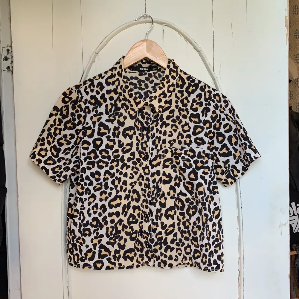 Leopardmönstrad skjorta från Bik Bok 👀 kort passform med bröstficka. Kan bäras uppknäppt eller stängd, jättesnygg på båda sätt 👌🏼 använd 2 ggr och i utmärkt skick. . Skjortor.
