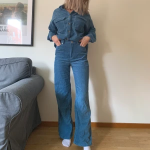 Manchesterskjorta och byxor från monki  - Set med blåa manchesterbyxor och skjorta från monki i storlek 34, har bara använts en gång. Plaggen kan även säljas separata :)