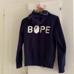 BAPE Hoosiers strl. S - Supersnygg hoodie från BAPE, endast använd en gång. Mörkblå med tryck på ryggen och har strass stenar på framsidan. Passar xs-s. PRIS KAN DISKUTERAS VID SNABB AFFÄR