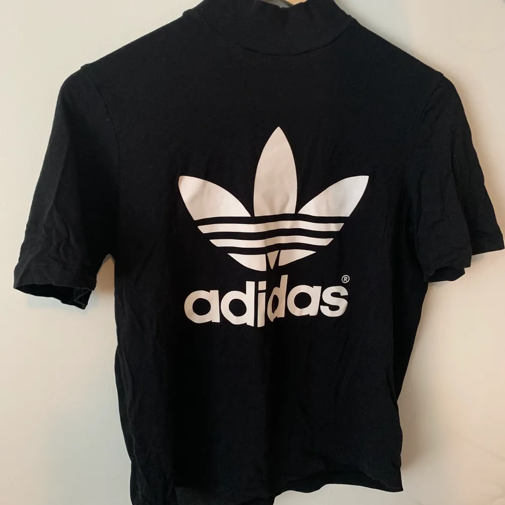 T-shirt från Adidas med polokrage med transparent tyg bak. . T-shirts.