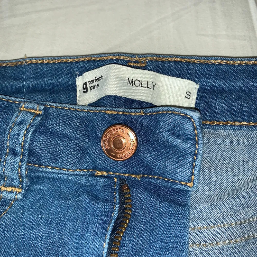 Avklippta högmidjade Molly jeans ifrån Gina tricot. Storlek S. Jag har själv fransat dem!. Shorts.