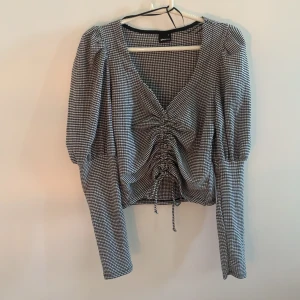 Top - Otrolig fin somrig top från Gina trioct Svart/vit rutigmönster. Tops material är 98% polyester och 2% Elastan. Har använt den bara  en gång. 