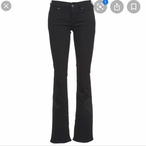 Jeans - Levis jeans, bootcut modell 715! storlek W 27 L 32, jag är 172 cm! Bra skick men har blivit för små! Budgivning gäller                                               Köparen står för frakt! 