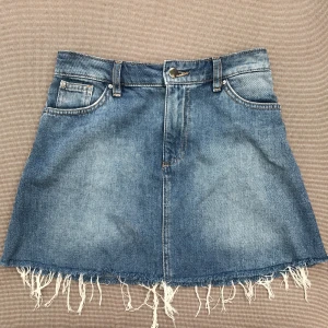 Jeanskjol från H&M divided - Jeanskjol från H&M i storlek 32, men minns att jag hade den när jag hade 32-36 i storlek. Fint skick dvs lagom sliten 🌿 pris: 40kr + eventuell frakt 