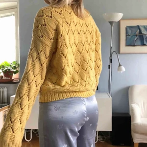 Gul stickad tröja - Världens snyggaste stickade tröja från Humana! Inte så använd och säljs pga pengabrist🥰 möts upp i Stockholmsnatt tillkommer frakt💕💕