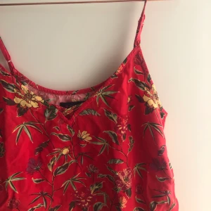 Fin röd blommig topp🌸❤️ -  En fin röd blommig topp som aldrig använd. Frakten ingår inte💗