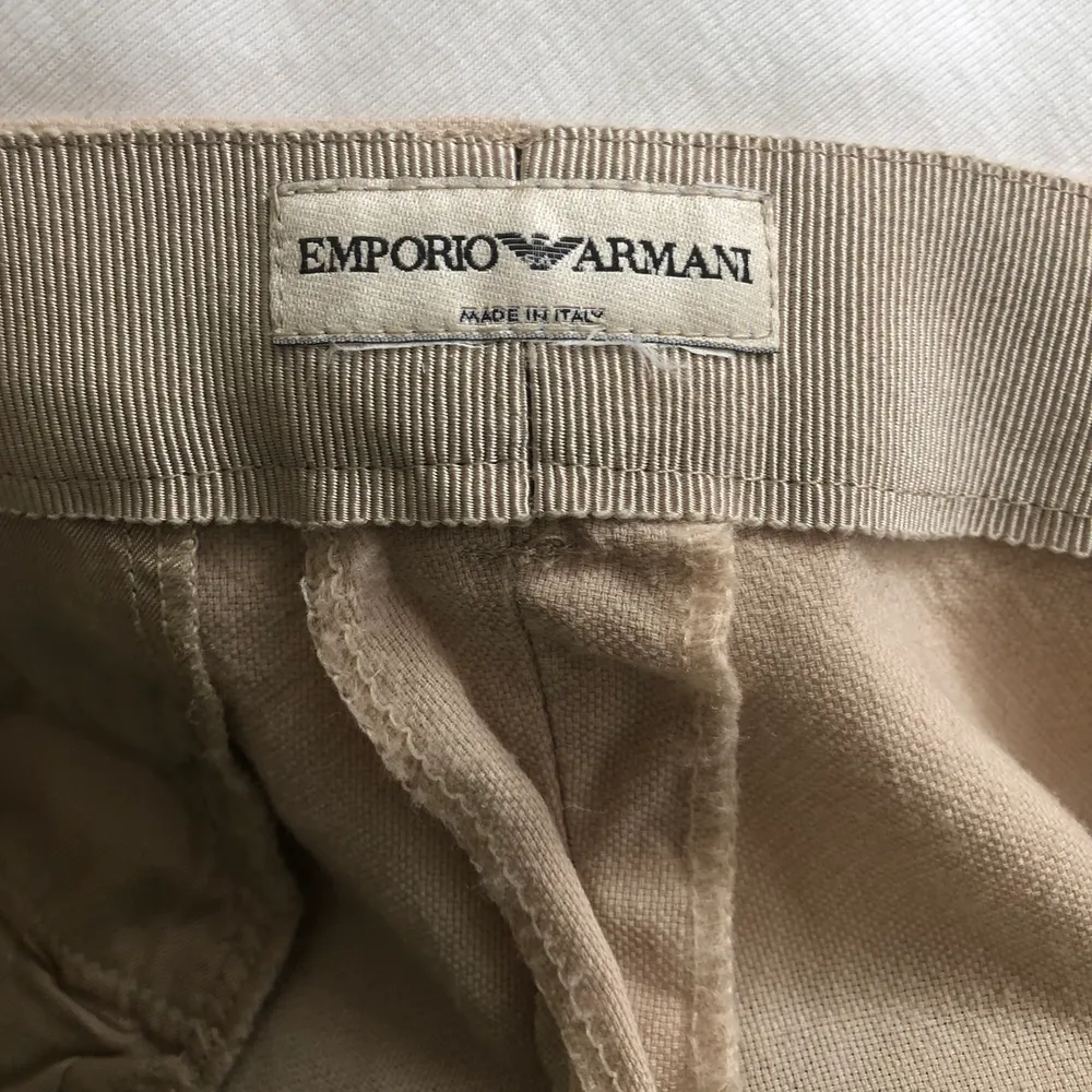 Vintage Emporio Armani byxor i beiget tyg🧸🤎Benen är raka och tyget är luftigt och skönt lite linne aktigt. Byxorna är i väldigt bra kvalitet och har bara använts av mig en gång🪐 köparen står för frakten🤎 Detta är verkligen en perfekt sommar byxa☀️. Jeans & Byxor.