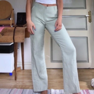 Världens finaste linnebyxor - Byxor i 100% linne! Perfekta sommarbyxorna! Helt oanvända! Passar mig perfekt som har storlek 38 och är ca 171 cm☺️❤️ MÅNGA INTRESSERADE! BUDA I KOMMENTARERNA! AVSLUTAR 18/7 kl 12:00! FRI FRAKT :)