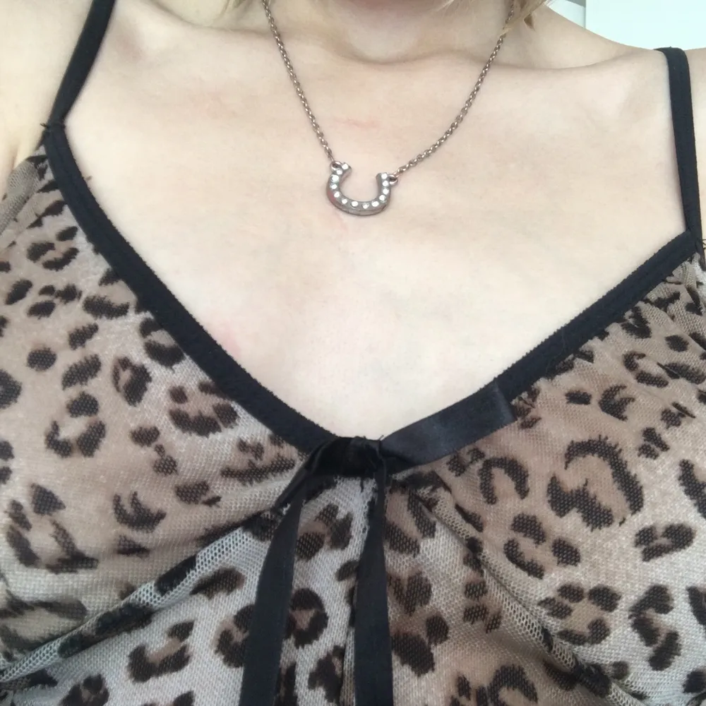 min underbara mesh leopard klänning som jag nästan vill behålla själv... i mesh men ej genomskinlig, man behöver alltså ej ha typ bh under!  200 kr elr högsta bud💖. Klänningar.