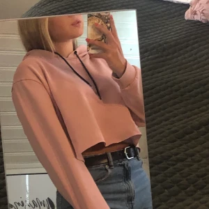 Rosa luvtröja  - Rosa tröja från BikBok som inte konmer till användning längre. Frakten ingår inte💗