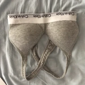 bh från Calvin Klein  - Snygg och skön bh från Calvin Klein😁 i storsett oanvänd, kan även tänka mig byta t en i s❤️