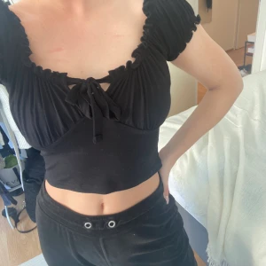 Crop top - Aldrig använd topp. Köparen står för frakt (ca 45-50kr).