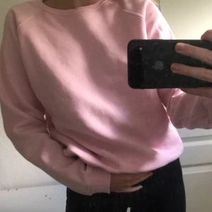 Rosa tröja - Rosa tröja som jag inte vet vart den kommer ifrån. Som ny, jätte gosig inuti. Strl M men är som S! Frakt är inräknat i priset 💕