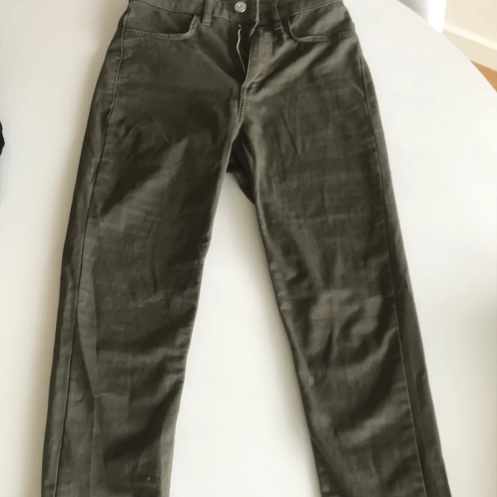 Säljer ett par gröna högmidjade jeans från h&m , använde en gång i bra skick.                                                 Frakten är inkluderad <3. Jeans & Byxor.