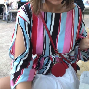 Blus från Zara - Färgglad blus från Zara med knytning i midjan och slitsar i ärmarna💖 färgerna är inte precis lika klara som på bilden o de vita ränderna ej kritvita längre men fortfarande så fin, för liten för mig tyvärr! Passar nog en XS/S. Köparen står för frakten😘