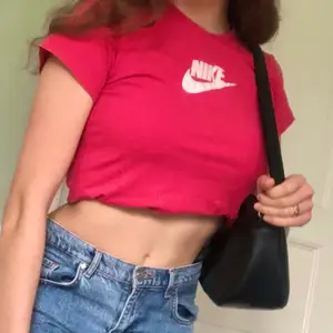 Snygg röd/rosa nike t-shirt🥵 Den är en barn T-shirt  i storlek xl så den är jättesnygg som en top och passar allt från xs-m beroende på hur man vill att den ska sitta. (Den är ganska stretchig) Har vikt upp den på bilderna. Frakt tillkommer 