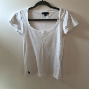 Ralph lauren t-shirt - T-shirt ifrån Ralph lauren i mycket bra skick🌸 Är i storlek xs men passar xs-m