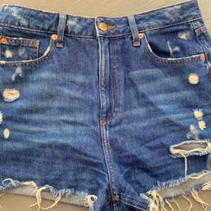 Mörkblå slitna jeansshorts från River Island  Storlek 12  Priset kan diskuteras