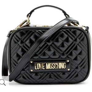 LOVE MOSCHINO Shiny Quilted Bag Svart - Snygg axelremsväska från LOVE MOSCHINO. Väskan har en snygg quiltad design med märkets logotyp framtill samt broderat baktill. 1500 kr eller bud från 800