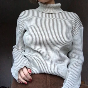 Superfin ribbad polo! - Så fin beige (lite mer ”varm” i färgen irl!) polotröja! Köpt secondhand och använd ett fåtal gånger så i fint skick! I en herrstrl S och sitter som en M/L på mig som är en S/M❤️ FRI FRAKT :)