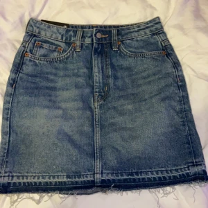 Snygg jeanskjol från weekday - Säljer tyvärr min snygga jeanskjol från weekday, den är i strl 34 och aldrig använd