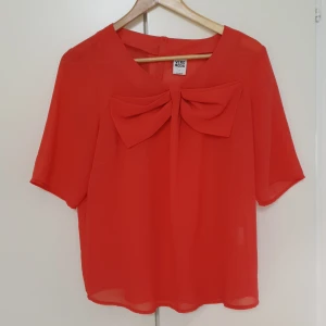 Mörkrosa blus med rosett  - Fin blus från Vero Moda.