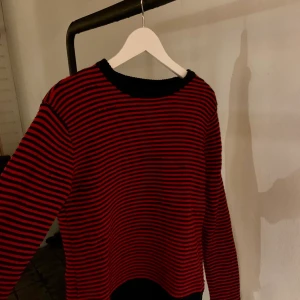 Zadig Voltaire tjocktröja stickad - Stickad tjocktröja i röd och mörkblå från Zadig Voltaire köpt i Paris. Nästan oanvänd o väldigt bra skick. Skriv för fler bilder:) 