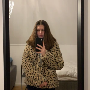 Jacka från H&M strl M - Höstjackan  är köpt på H&M för 400kr och den har används en gång passar perfekt med en hoodie under,kort,fluffig, mocka inne i jackan där knapparna sitter, den är i bra skick.