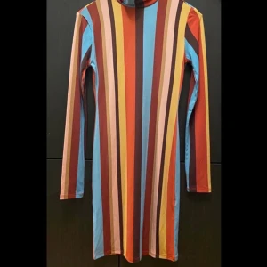 Ny klänning från Forever 21 - Väcker ny klänning från Forever 21. Helt ny och oanvänd!! Jag säljer för att det var fel storlek för mig 😊