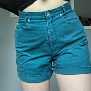 Shorts - Shorts från Beyond retro! Man kan ha dem uppvikta eller nedvikta. Size 10 vilket motsvarar typ storlek 38. Finns några jättesmå fläckar men de syns knappt! Kan skicka bild på dem om så önskas. 200 kr eller bud, frakten ingår i priset!💕 Kan mötas upp i Visby!