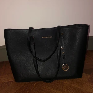 Michael Kors väska - Äkta Michael Kors väska. Stor med massa med fack och fickor så allt kan få plats! Bra skick såklart😍 Bra julklapp för er som inte vet vad ni ska köpa till era syskon eller er själva!🎁🎁 Köparen betalar frakt! 