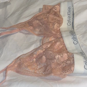 CalvinKlein bh - As fin bh från Calvin Klein, aldrig använd utan bara testad en gång.💗