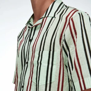 Randig skjorta från Acne - Passar både S och M. Använd 2 gånger, jättefina färger 🍭