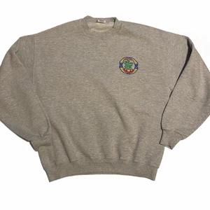 90’s vintage sweater - Grå vintage sweater! Bud från 350, säljes direkt för 500 + frakt 