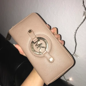 Michel kors plånbok - Andvänd Max 3 gånger eftersom jag aldrig använder plånböcker. Väldig praktiskt dock