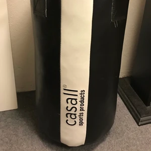 Casall boxningssäck+boxningshandskar  - Säljer min boxningssäck (ca 20kg) och boxningshandskar (XS/S) från Casall. Allt i fint skick utan slitage. Går bra att komma och hämta hos mig i Hökarängen.